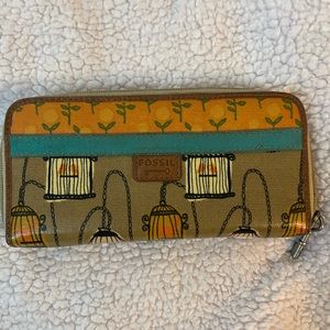Fossil large wallet in great condition.